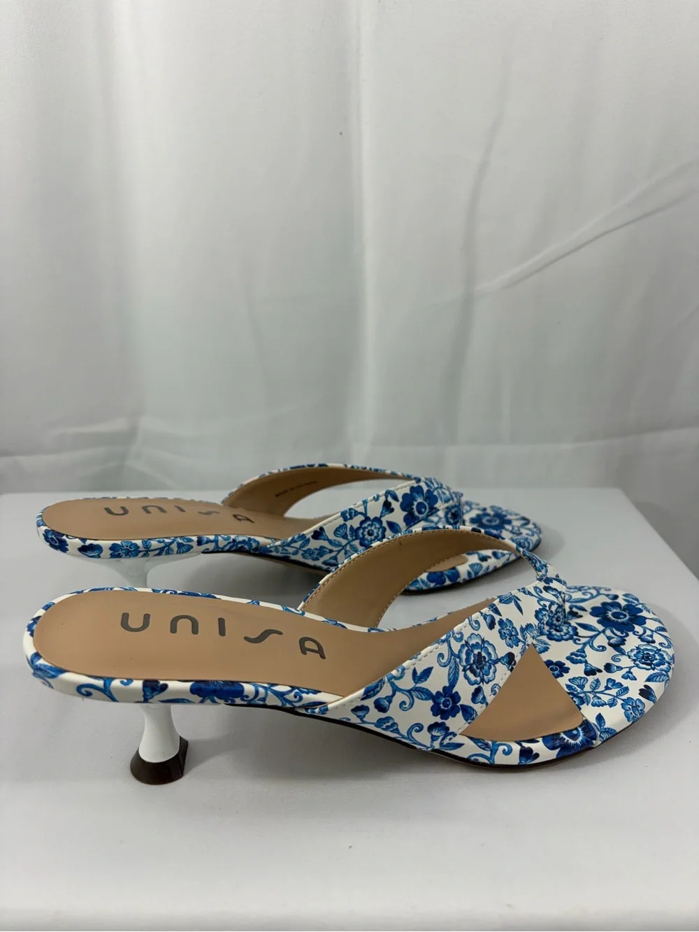 UNISA Women’s Size 7 Blue White Floral Slide Sandals